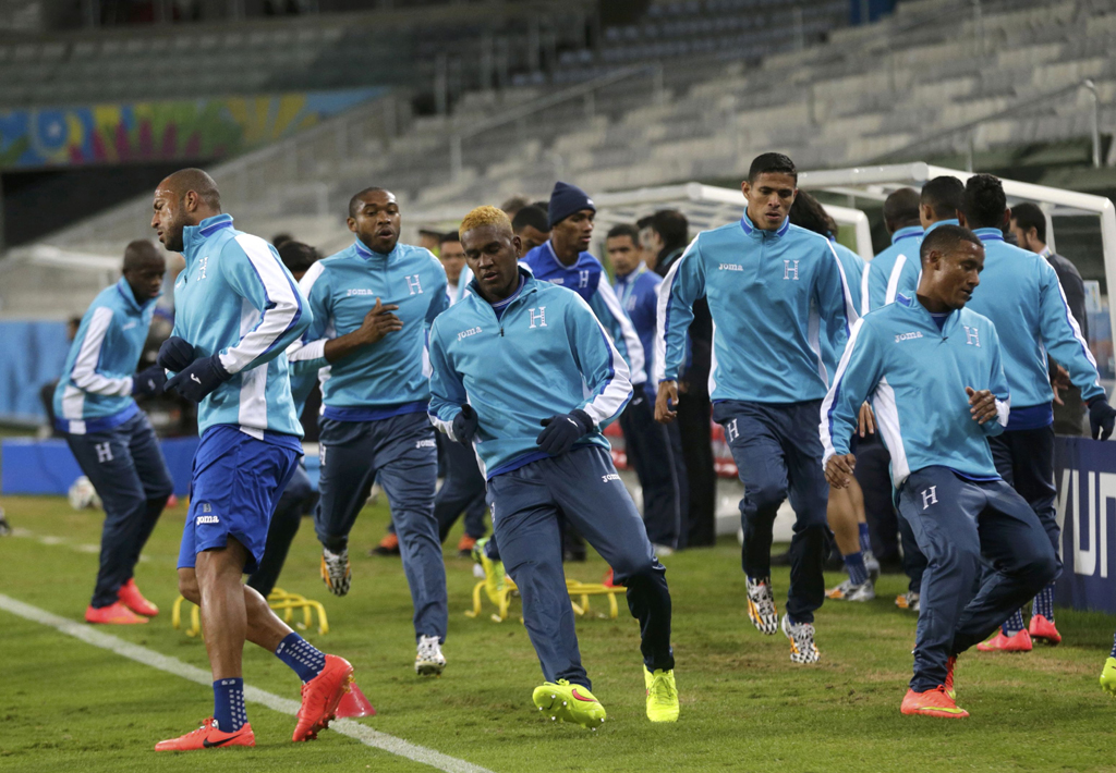 Para pemain Honduras berlatih-- REUTERS/Henry Romero