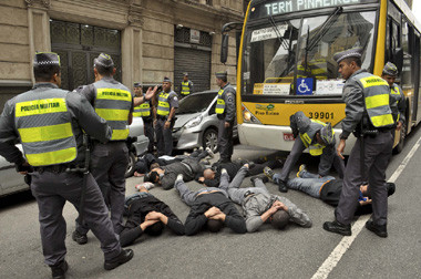 Lempar Petasan ke Arah Pendukung Inggris, 14 Orang Ditangkap Polisi