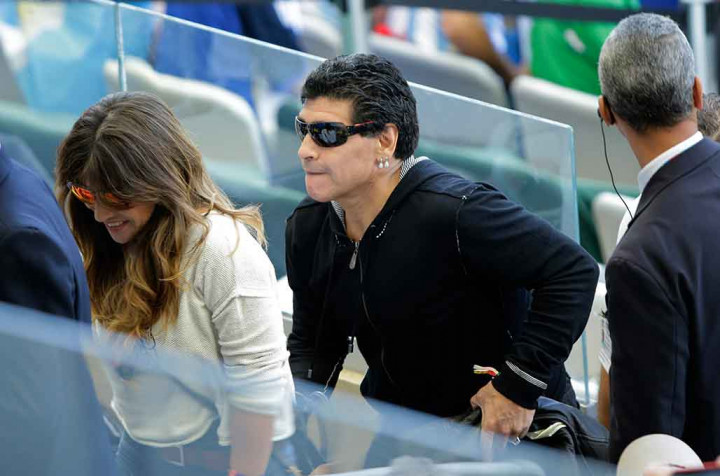 Disebut Bikin Sial Argentina, Maradona Acungkan Jari Tengah