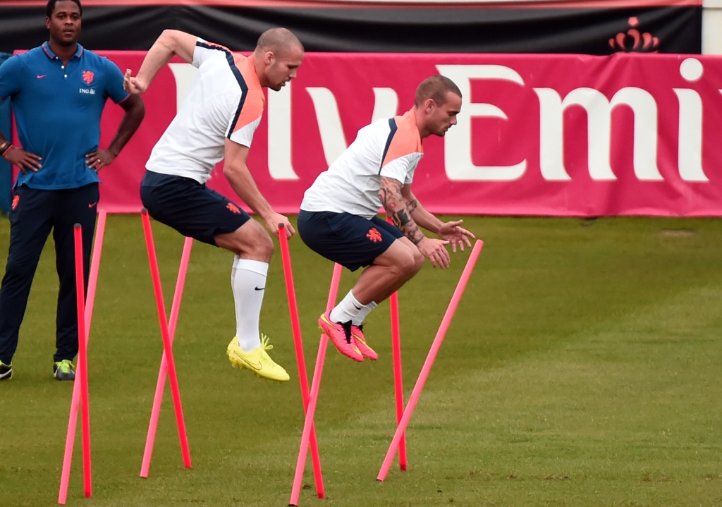 Sneijder (kanan).(foto:AFP/Damien Meyer)