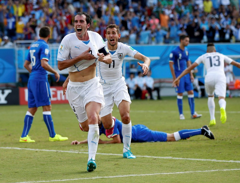 Gol Diego Godin yang membuat Italia tersingkir (REUTERS/Toru Hanai)
