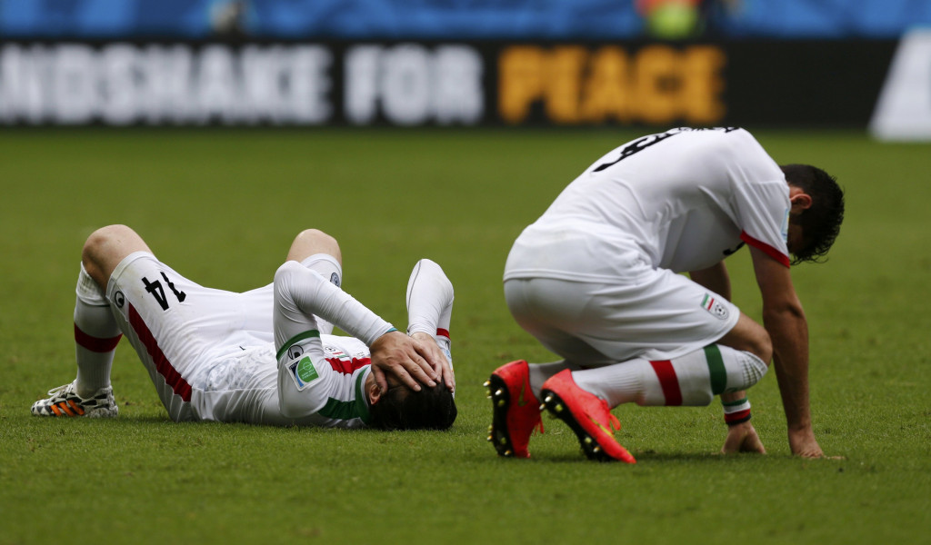Pemain Iran Andranik Teymourian (Kiri) dan Alireza Jahanbakhsh meratapi kekalahan.----Reuters/MARCOS BRINDICCI