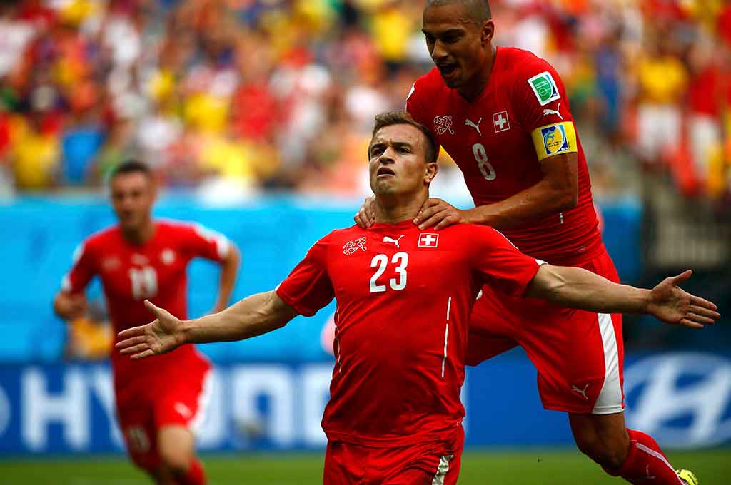 Pemain Swiss Xherdan Shaqiri merayakan gol bersama Gokhan Inler. ----Reuters/MICHAEL DALDER