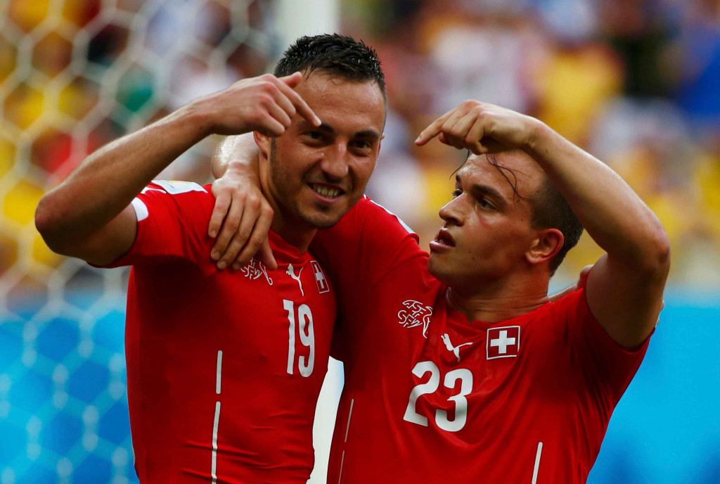 Pemain Swiss Xherdan Shaqiri (kanan) merayakan gol dengan Josip Drmic saat melawan Honduras.-- Reuters/MICHAEL DALDER  