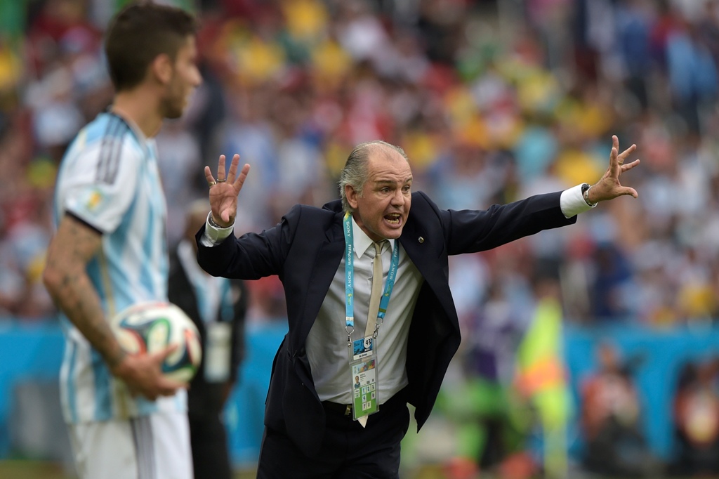 Alejandro Sabella soroti kelemahan di lini belakang.(foto:AFP/Juan Mabromata)