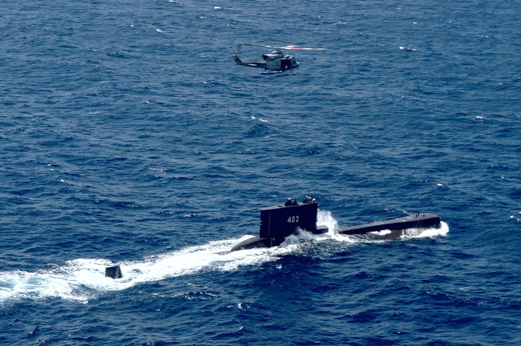 Kapal Selam KRI Neggala sedang bermanuver dalam latihan gabungan di perairan Tuban, Jawa Timur. (foto: Antara)