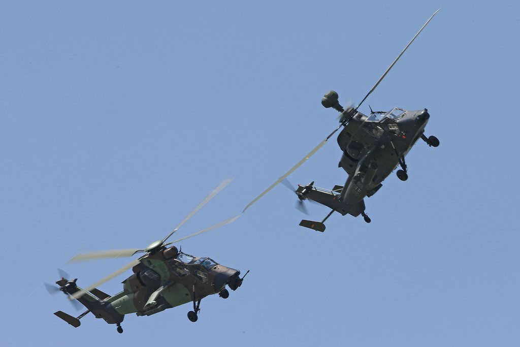 Dua heli serbu Eurocopter Tiger H61 sedang pamer kelincahan bermanuver. (Foto: REUTERS)
