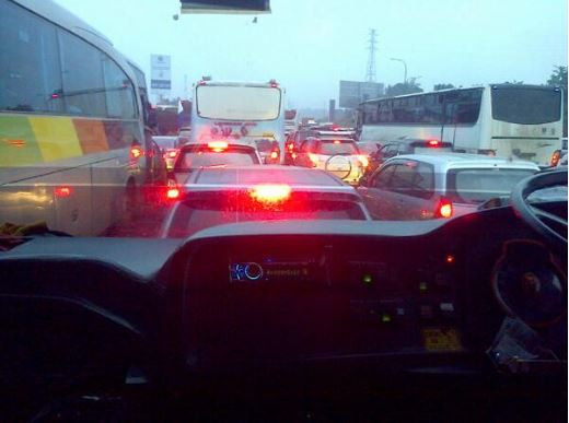 Sabar, Tol Cikarang Arah Jakarta Masih Padat Merayap 
