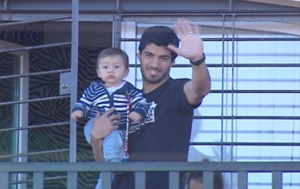 Luis Suarez menyapa fans dari rumahnya di Montevideo (REUTERS/Television Nacional Uruguay)