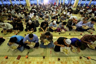 Ini Cara Agar Tetap Bugar Selama Berpuasa