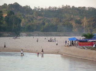 ​Ribuan Warga Ikuti Tradisi Mandi Balimau