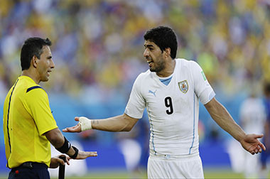 Korban Gigitan Suarez Ternyata Delapan Orang