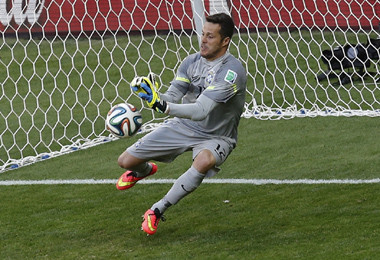 Tampil Apik, Cesar Lupakan Mimpi Buruk Piala Dunia 2010