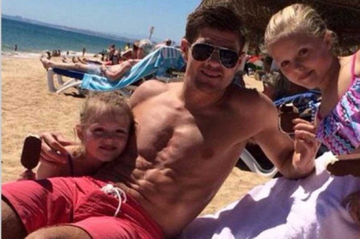 Inggris Gagal Total, Steven Gerrard Santai di Pantai 