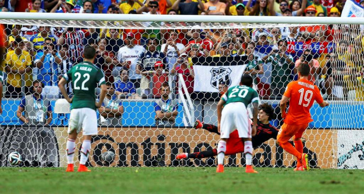 Penalti Huntelaar Bawa Belanda ke Perempat Final