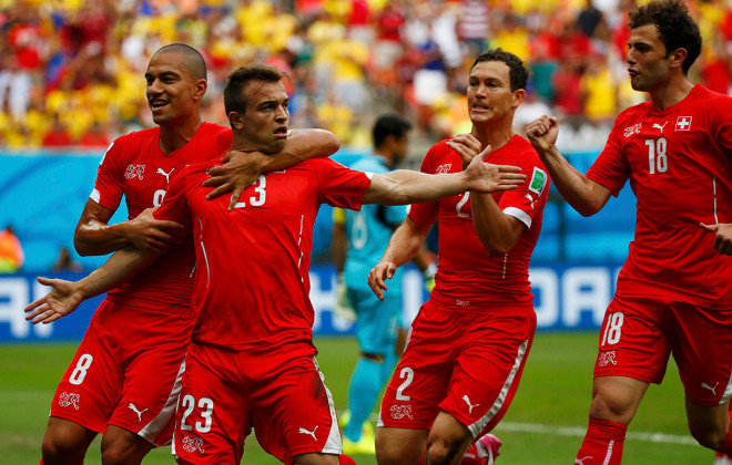   Pemain Swiss Xherdan Shaqiri (dua dari kiri) melakukan selebrasi bersama rekan satu timnya Gokhan Inler (Kiri-Kanan), Stephan Lichtsteiner, dan Admir Mehmedi, setelah mencetak gol pada pertandingan melawan Honduras. REUTERS/Michael Dalder   