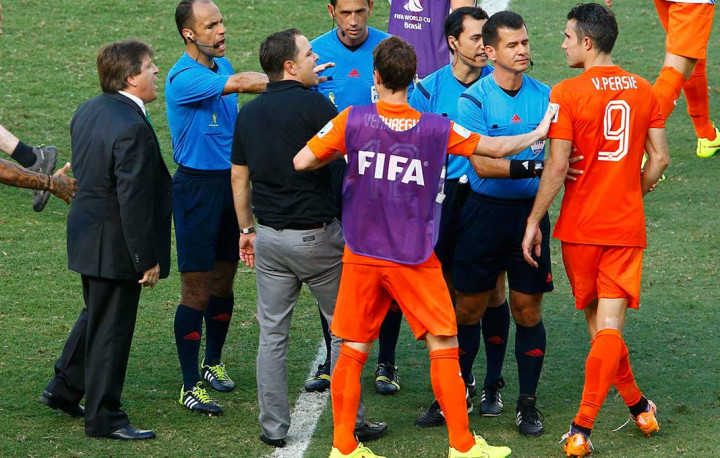 Meksiko Dikalahkan Manusia yang Memiliki Peluit