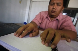 Al Ikhwan Menularkan Ketrampilan Baca Alquran Lewat Huruf Braille