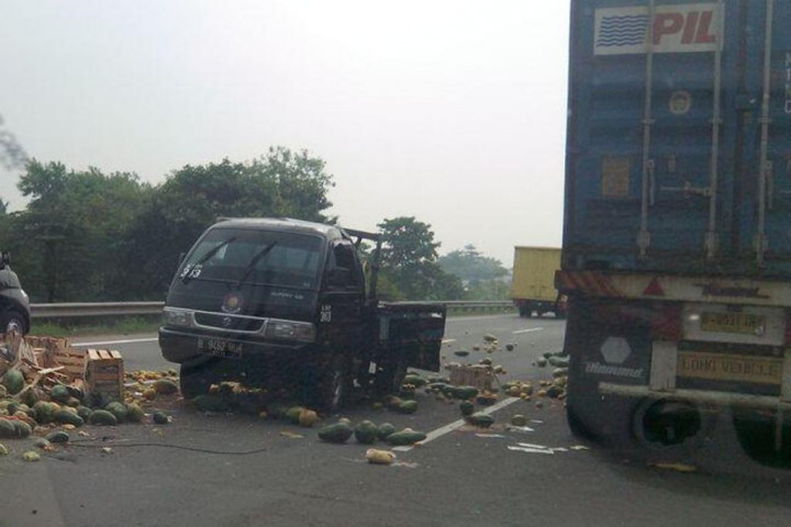 Truk Pikap Kecelakaan, Buah-buahan Berserakan di Tol Bintara