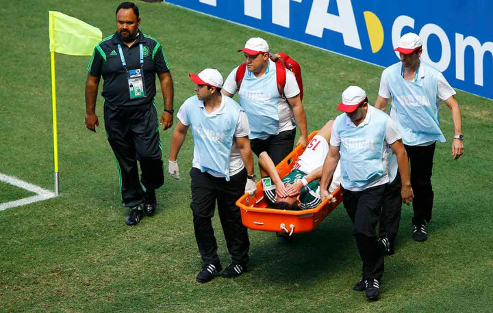 Duel dengan Robben, Bek Meksiko Patah Tulang Kering