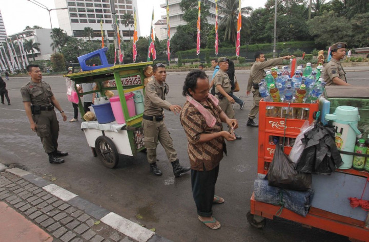 Ketika PKL Monas 'Kucing Kucingan' dengan Satpol PP