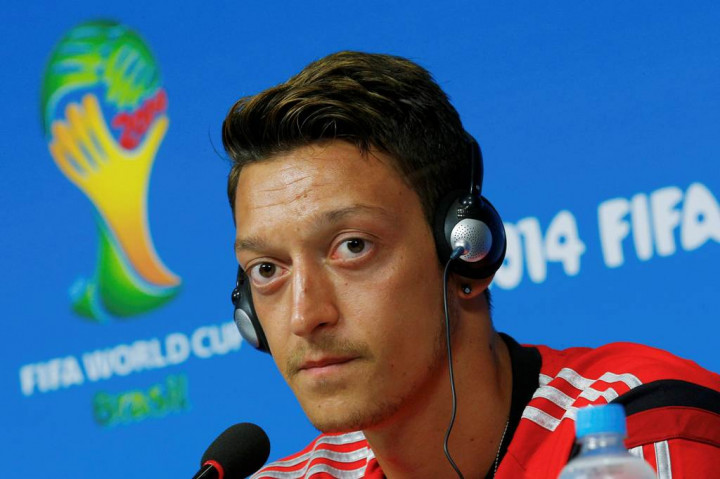 Oezil Optimis Raih Gelar Juara