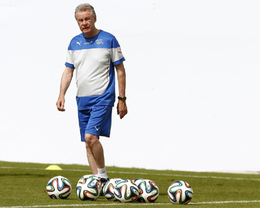 Hitzfeld Optimistis Swiss Bisa Hentikan Messi