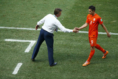 Van Gaal Ancam Bangku Cadangkan Van Persie