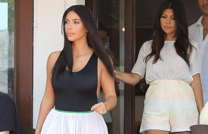 Makan di Restoran, Kim Kardashian Tak Pakai Bra 