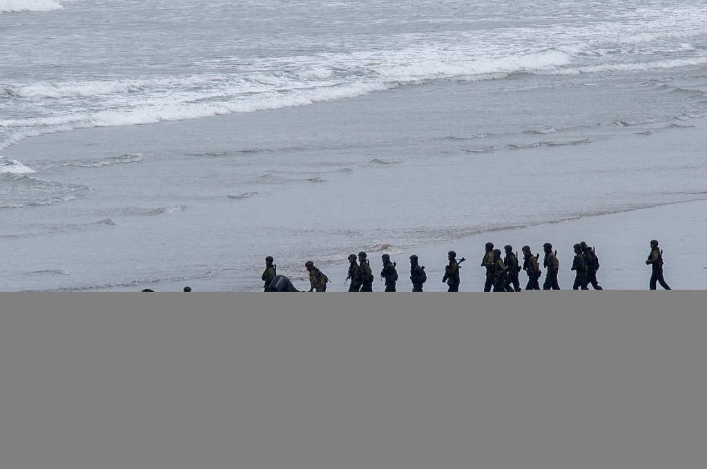 Pasukan Japan Ground Self-Defense Force berpartisipasi dalam latihan militer gabungan bersama Amerika Serikat di California  -- JOE KLAMAR / AFP