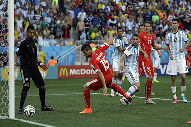 Dzemaili Tak Melihat Bola Saat Mendapatkan Peluang Terakhir