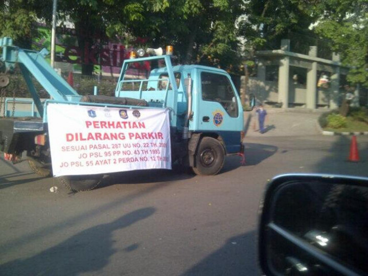Mobil Derek Dishub Parkir di Depan Kalibata City Selama 2 Hari 