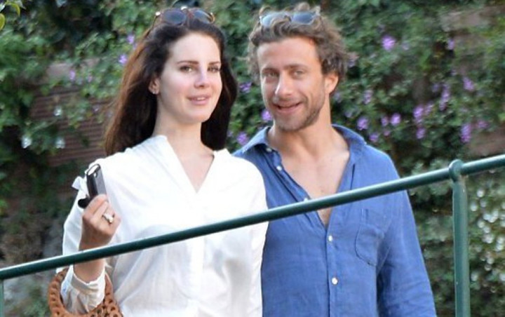 Baru Putus, Lana Del Rey Sudah Cium Lelaki Baru