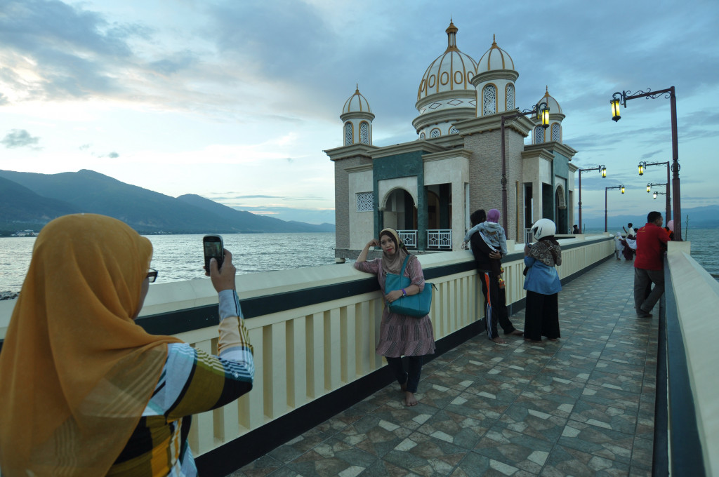 Ngabuburit di Masjid Terapung Palu/Ant/MOHAMAD HAMZAH.