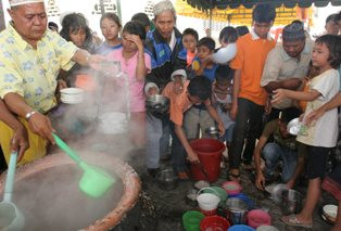 ​Berburu Bubur Pedas di Masjid Raya Medan