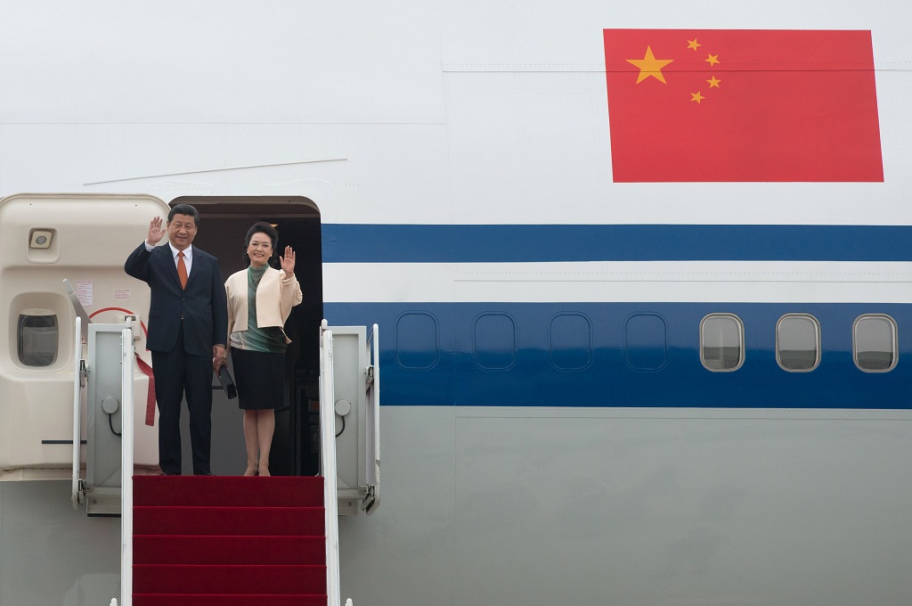 Presiden Tiongkok Xi Jinping beserta sang istri, Peng Liyuan, tiba di Seoul, Korsel -- ED Jones / AFP