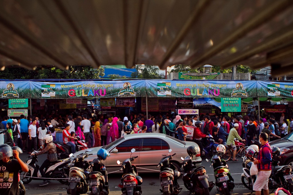 Suasana pengunjung berburu hidangan berbuka puasa di Pasar Takjil di kawasan Bendungan Hilir, Jakarta. MI/Atet Dwi Pramadia. 