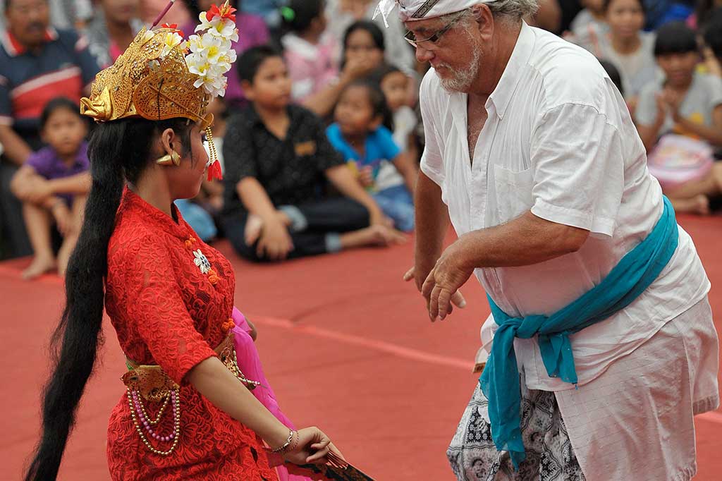 Wisatawan Diajak Menari Joged Bumbung