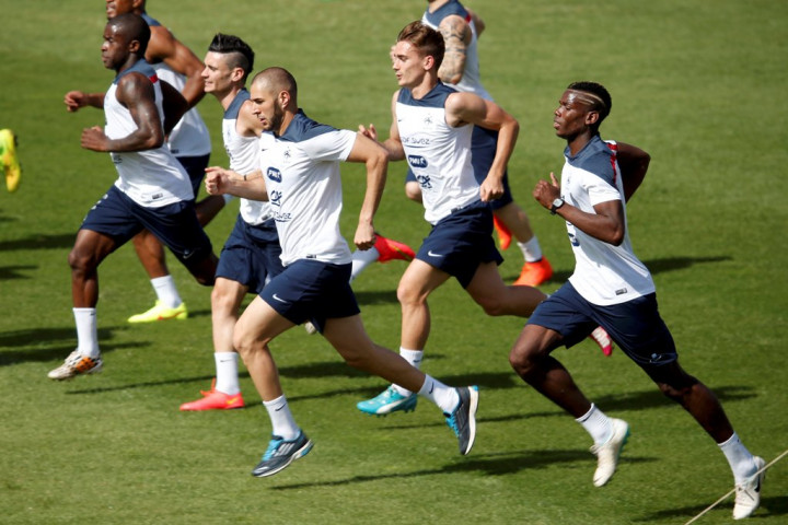 Ayam Jantan Terus Bermimpi