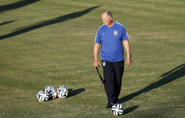 Scolari: Satu Tangan Brasil Sudah di Trofi Piala Dunia