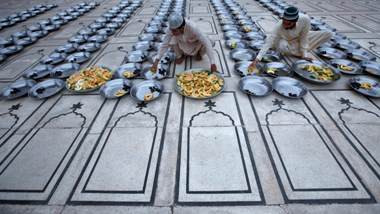  Warga Miskin Pakistan Sangat Terbantu dengan Iftar Gratis