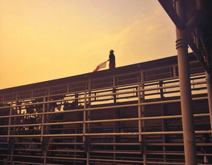 <i>Ups</i>...Ada Pria dengan Bendera Merah Putih di Atap Jembatan Senayan