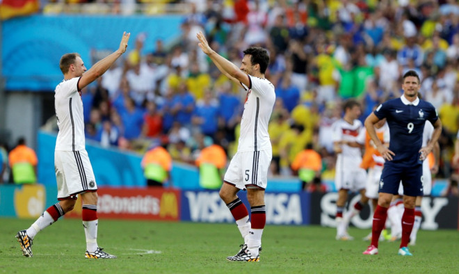 Selebrasi Howedes dan Hummels usai Jerman mengeliminasi Prancis di perempat final (AP Photo/Kirsty Wigglesworth)
