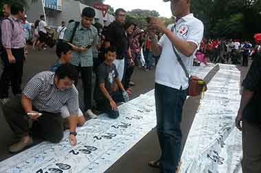 Tanda Tangan Pendukung Jokowi-JK Kelilingi GBK 