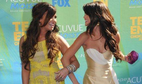 Demi Lovato & Selena Gomez (Foto:Contact Music)