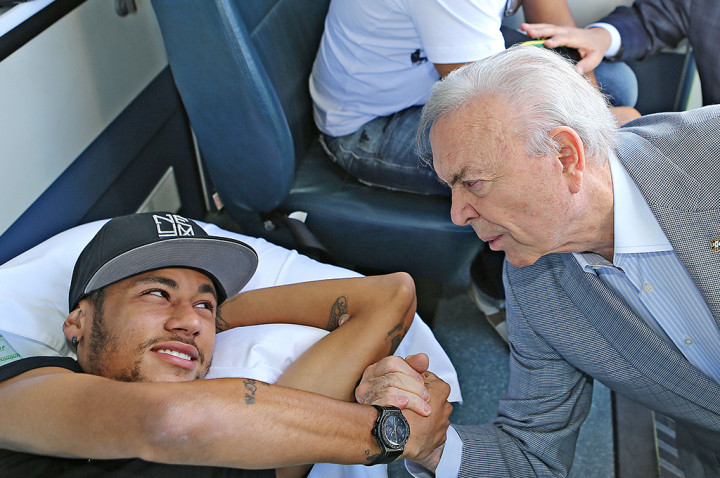 Cedera, Neymar hanya Mampu Doakan Brasil Juara