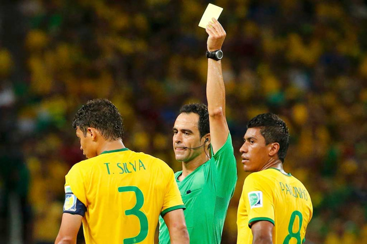 Brasil Banding atas Kartu Kuning Silva