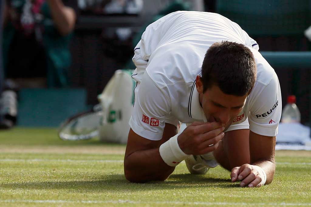 Djokovic Makan Rumput Lapangan Wimbledon