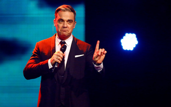 Robbie Williams Patahkan Tangan Fans