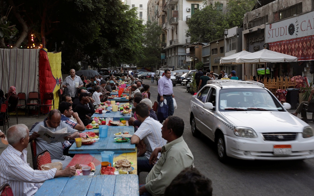 Suasana berbuka puasa di Mesir--Reuters/Asmaa Waguih